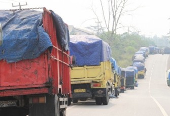 Truk pengangkut batu bara di Jambi