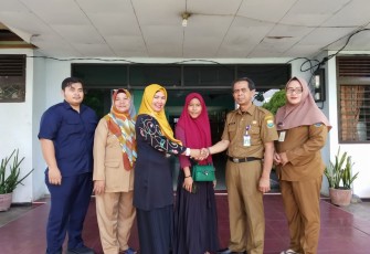 Hj. Nur Asiyah saat mengantar anak putus sekolah mewakili suaminya