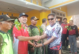 Wakil Bupati Blitar Marhaenis Urip Widodo (kanan) saat menyerahkan bibit tanaman pohon kepada warga