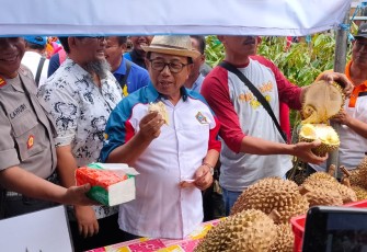 Bupati Blitar Rijanto saat makan buah Durian