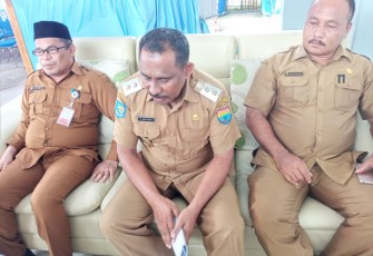Wakil Bupati SBB Timotius Akerina didampingi kepala BKPSDM dan Assisten III Setda SBB