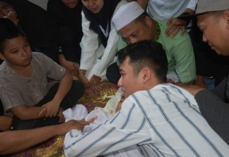 Defri saat tiba di rumah duka