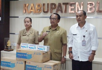 Bupati Blitar Rijanto (tengah) didampingi Kepala Disnaker dan kepala Dinkes Pemkab Blitar ketika akan mengirim 10.000 masker ke Hongkong 