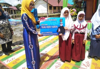 Wakil Ketua Tim Penggerak PKK Aceh Dyah Erti Idawati saat menyerahkan secara simbolis beasiswa PIP kepada siswa sekolah di Kabupaten Aceh Singkil.