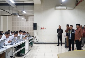 Plt Walikota Blitar Santoso saat mengunjungi lokasi pelaksanaan SKD CPNS Kota Blitar tahun 2019