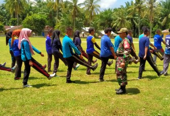 Menyambut MTQ 11 dan FSQ 12 Labusel, Babinsa Koramil 11/KP Latih Petugas Paskibra