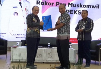 Sekda Kota Tegal Dr. Drs. Johardi M.M.menyerahkan proposal penyelenggaran Muskomwil III APEKSI di Kota Tegal kepada Wali Kota Yogyakarta yang diwakili oleh Asisten Perekonomian Koya Yogyakarta Drs. Kardri Renggono M.Si disaksikan Asisten Pemerintahan Setda Kota Tegal Drs. Imam Badarudin.