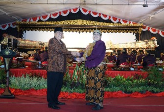 Plt Walikota Blitar Santoso saat memberikan tokoh pewayangan kepada Dalang Ki Anom Suroto 