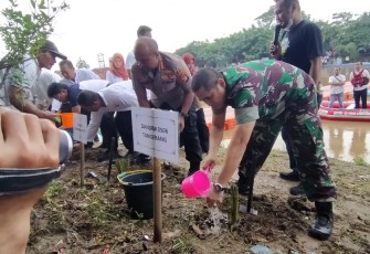 Dandim 0506/Tgr Tanam Pohon di Banksasuci
