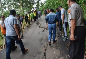 Bupati Batang Tinjau Penurunan Struktur Tanah di Desa Jolosekti 