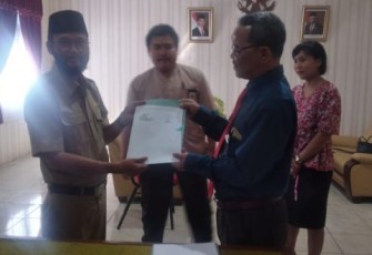 Kepala Dinas Kependudukan dan Catatan Sipil Kota Bengkulu Sudarto dan Direktur RS Gading Medika dr Prionoto Usai Teken MoU 
