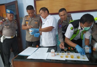 Personel Polres Batang Dites Urine Mendadak