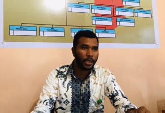 Steven Manggaprow Ketua Panwaslu Distrik Kota Waisai saat diwawancarai.