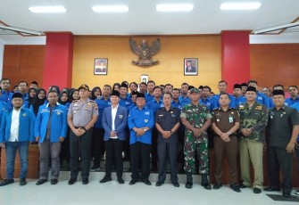 Plt Walikota Blitar Santoso (tengah) saat foto bersama pengurus DPD KNPI Kota Blitar periode 2020-2023 