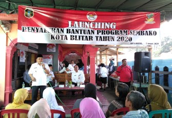 Plt Walikota Blitar Santoso saat memberikan sambutan di acara pembagian paket sembako di kelurahan Sananwetan, Kota Blitar. 