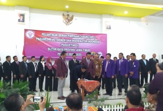 Kadisnakkan Pemkab Blitar Adi Andaka (pakai baju warna cokelat) saat menyaksikan penandatanganan pengurus DPC Paravetindo Blitar
