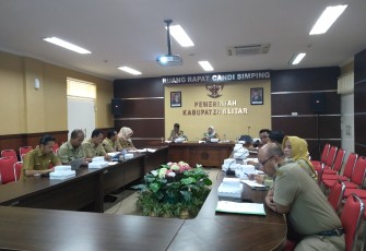 Suasana rapat pembahasan draf MoU dan PKS Pemkab Blitar bersama LKPP yang dipimpin Tuti Komaryati 