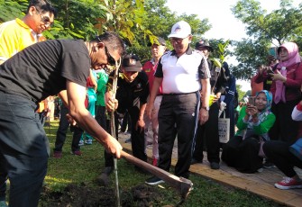 Bupati Blitar Rijanto (pakai topi putih) menyaksikan Wakil Bupati Blitar Marhaenis Urip Widodo menanam pohon 