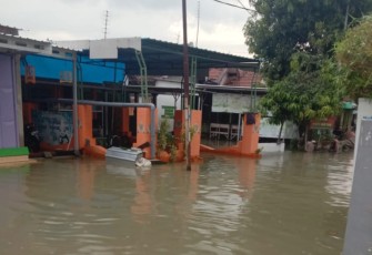 Tampak banjir masih menggenangi rumah warga
