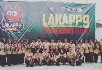 Plt Walikota Blitar Santoso (tengah) foto bersama panitia LAKAPP 9