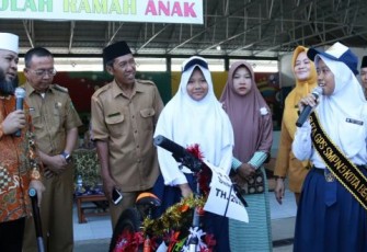 Wali Kota Bengkulu Helmi Hasan Saat Menghadiri Penyerahan Bantuan Sepeda Dari Program Gerakan Peduli Siswa di SMPN 5 Pagar Dewa Kota Bengkulu 