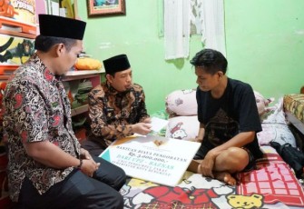 Wakil Wali Kota Bengkulu Dedy Wahyudi Menjenguk Seniman Bengkulu Dang Leman