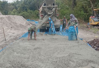 Anggota Kodim 0207/Simalungun Semangat Cor Jalan