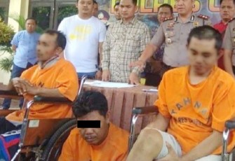Oknum Kades El (Tengah)