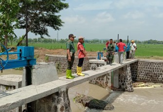 Danramil Cawas Cek Dam Blabor Antisipasi Banjir dan Tanggul Jebol
