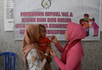 Ketua Bhayangkari Cabang Tanjungpinang Ny Karina Iqbal Berikan Vitamin Pada Balita 