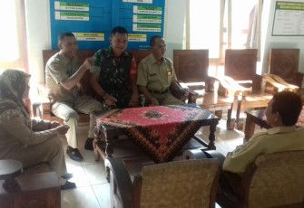 Babinsa Kuncen Serda Suparman Patroli Wilayah dan Komunikasi sosial ke kantor Desa 