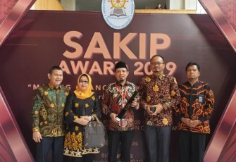 Wakil Wali Kota Bengkulu Dedy Wahyudi Foto Bersama Usai Menerima SAKIP Award 2019 