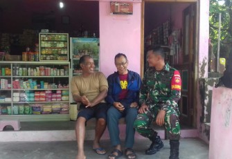 Babinsa Desa Kuncen Serda Suparman Melakukan Komunikasi Kepada Warga