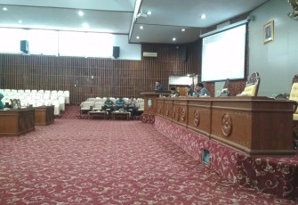  Sekretaris Fraksi PDI Perjuangan Andaru Pranata Saat Menyampaikan Pandangan Umum Fraksi 