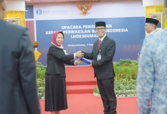 Deputi Gubernur Bank Indonesia Rosmaya Hadi (kiri) saat melakukan pengukuhan Kepala KPw BI Lhokseumawe Jumat (7/2)