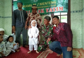 Koramil 01/Menteng Beri Santunan ke Anak Yatim