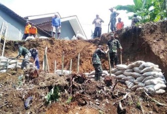 Pembuatan Tanggul Darurat Dilakukan