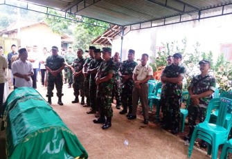 Keluarga Besar Kodim 0736/Batang Mengikuti Prosesi Pemakaman Almarhumah Ibu Suwaltum