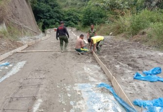 Anggota Kodim Simalungun Pasang Mal Untuk Pengecoran Jalan