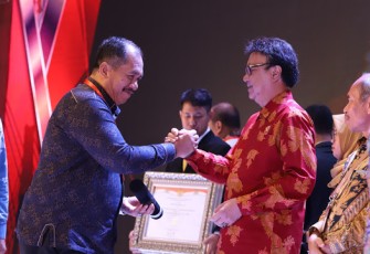 Menteri Pendayagunaan Aparatur Negara dan Reformasi Birokrasi Tjahjo Kumolo (kanan) menyerahkan Langsung penghargaan