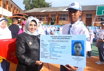 Rahma Serahkan KTP-el untuk Siswa SMKN 2