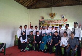 Perangkat Desa Srimulyo foto bersama usai dilantik