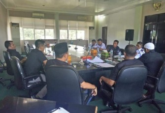 Pihak DPRK Aceh Singkil saat mengelar Raker dengan Dinas Perhubungan setempat.