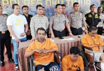 Konferensi pers menghadirkan oknum Kades (tengah) yang menjadi dalang perampokan Selasa (18/2/2020)