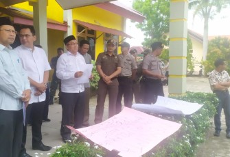 Pihak Pemkab Aceh Singkil saat menyambut pendemo dihalaman Kantor BPKK setempat.