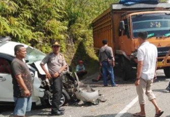 Pihak kepolisian dan masyarakat saat melakukan pengamanan dan membantu korban lakalantas