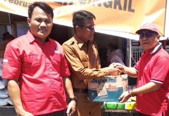 DPC PDI P Aceh Singkil Serahkan Bantuan Korban Kebakaran