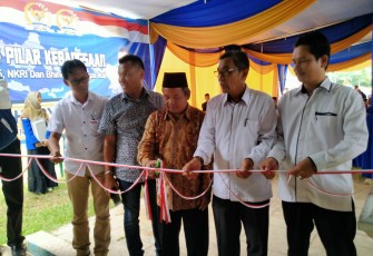 Pemotongan pita tanda peresmian Rumah Aspirasi di Kabupaten Batang Hari