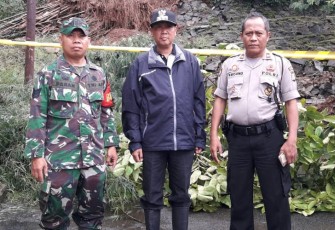 Babinsa Koramil 02/Pondok Gede Kodim 0507/Bekasi Cek Lokasi longsor