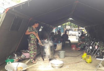 Personil Kodim 0506/Tgr Masak di Dapur Umum